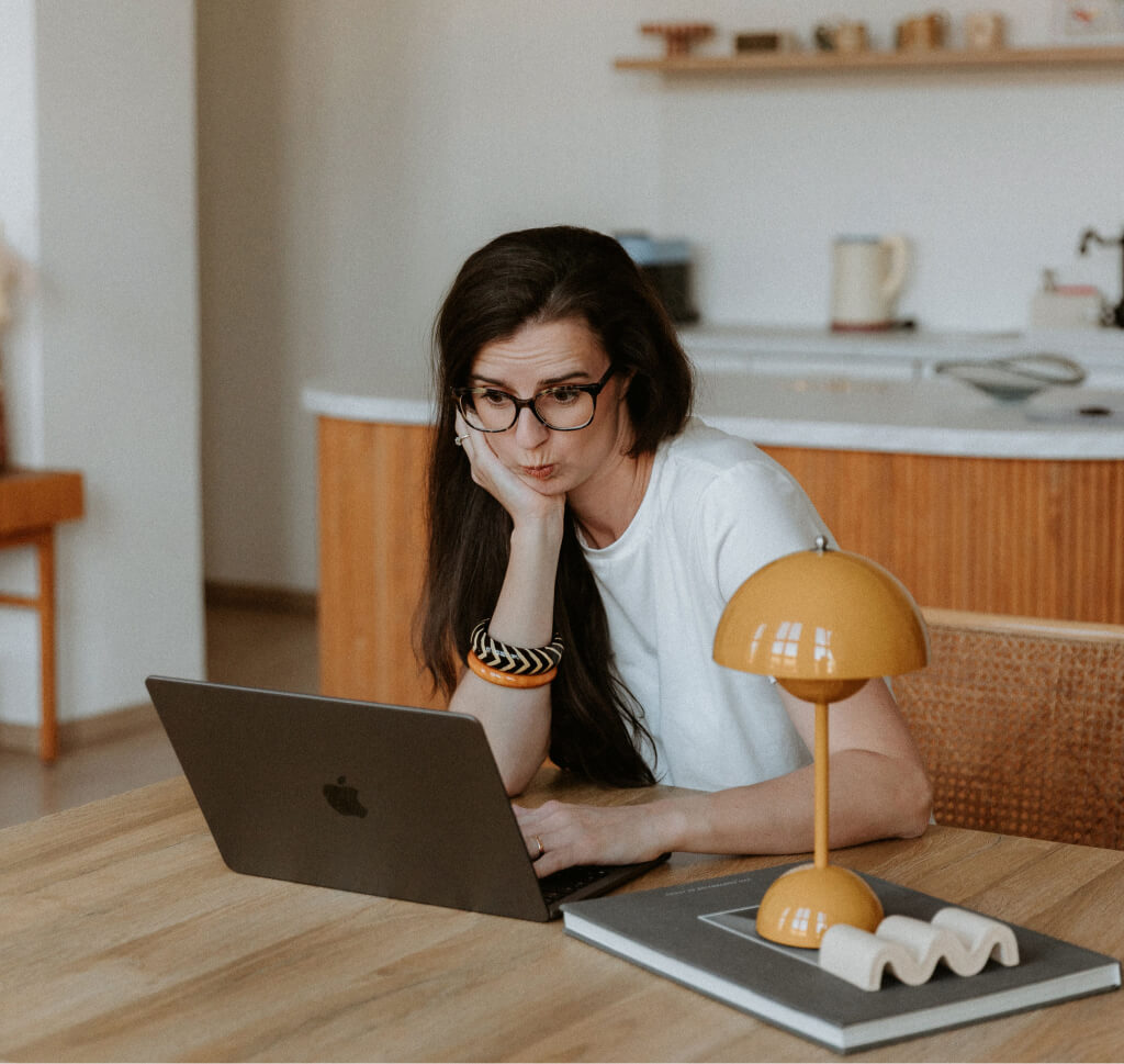 pixifiq - webdesign laptop előtt